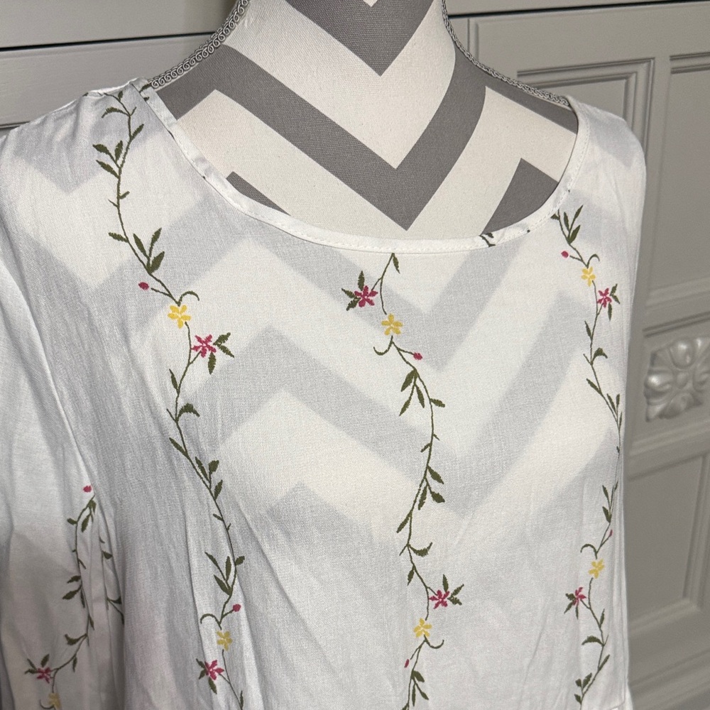 Floral Embroidered White Peplum Blouse by SHEIN Size 1X Curve - Picture 7 of 13
